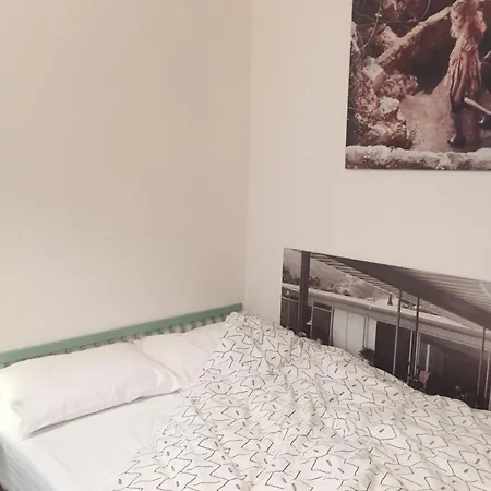 Chic Neighborhood Charming Courtyard 7th Lejlighed