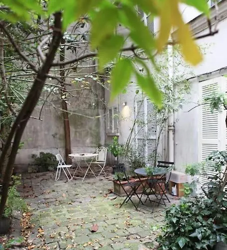 Chic Neighborhood Charming Courtyard 7th * パリ